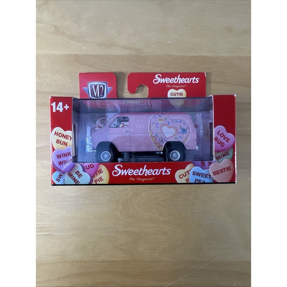 M2 Machines Sweethearts 1971 Chevrolet G10 Van 1:64 Chase Limited Edition